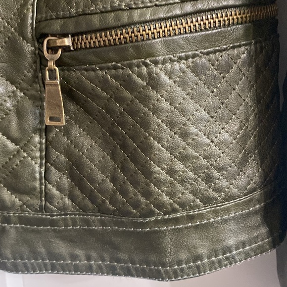 J2  Women's olive green faux leather bomber jacket w/ quilted pattern. Size M - Picture 4 of 12